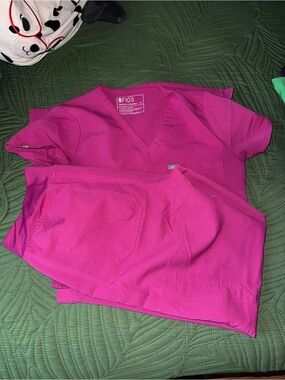 FIGS Women's V-Neck Scrub Set in RASPBERRY SHORTBET